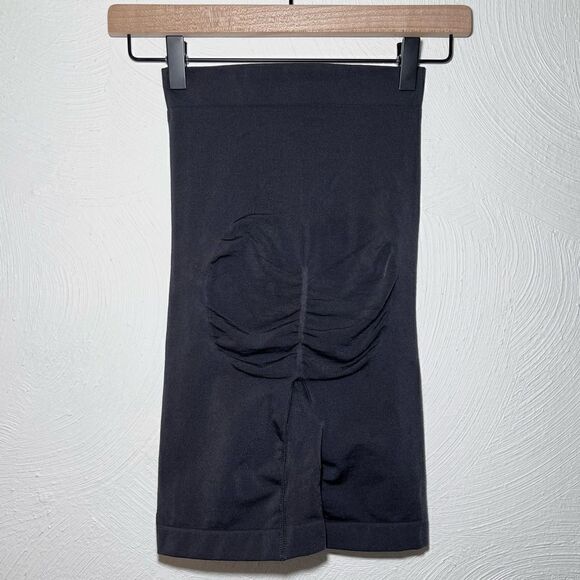 SKIMS High Waisted Bonded Short in Onyx - Picture 4 of 6